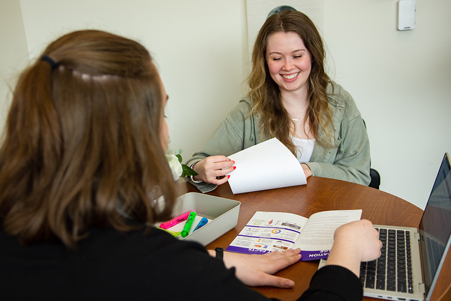 WSU student meeting with an advisor