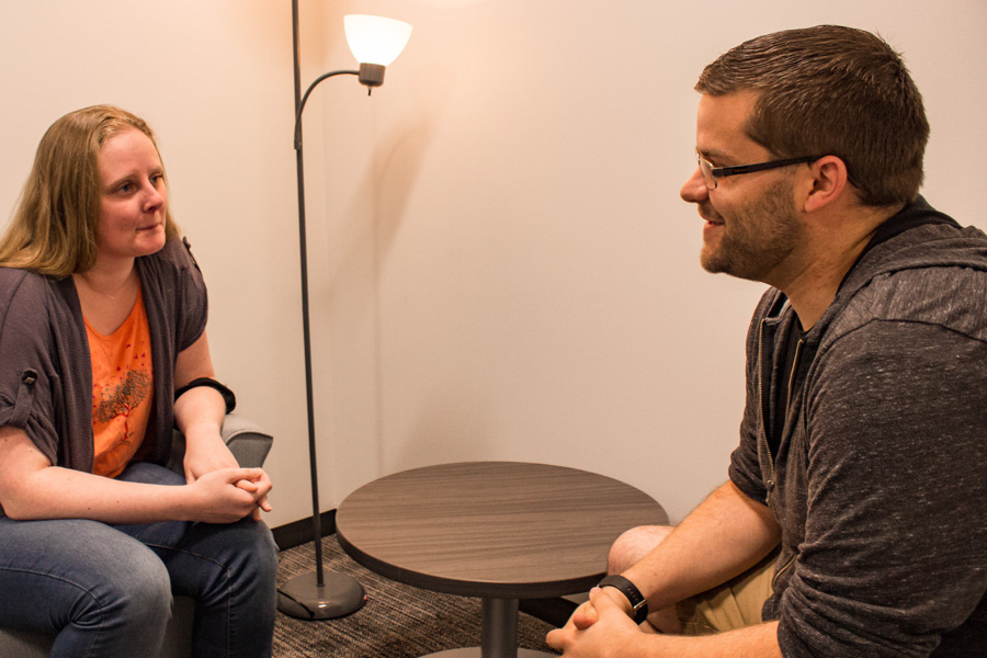 Two WSU students have a conversation.