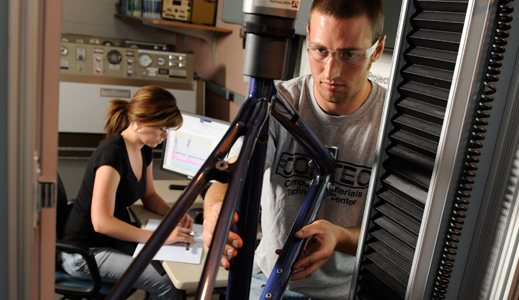 WSU Composite Engineering Studens work together in the COMTEC Lab.